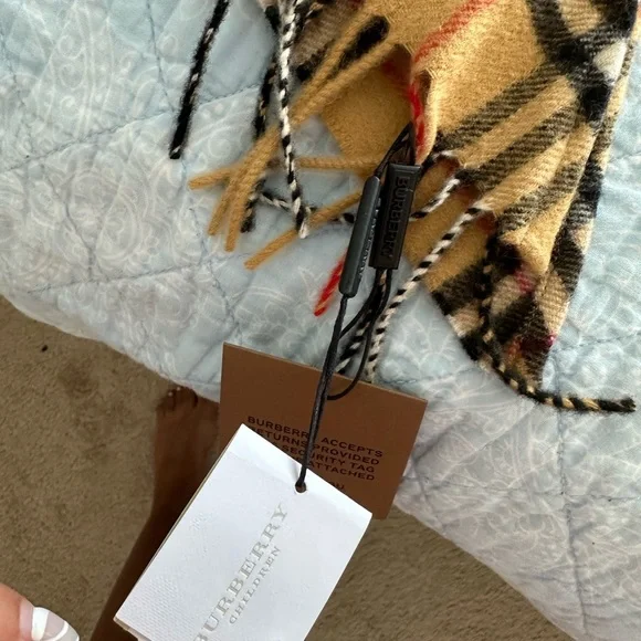 Authentic children’s Burberry Bandana Scarf NWT box - Picture 4 of 11